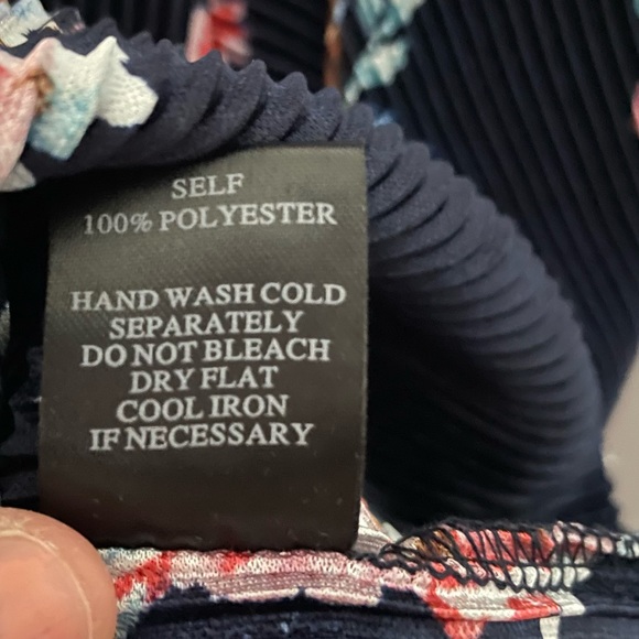 Lapis‎ floral accordion pleated flowy blouse - Picture 8 of 8